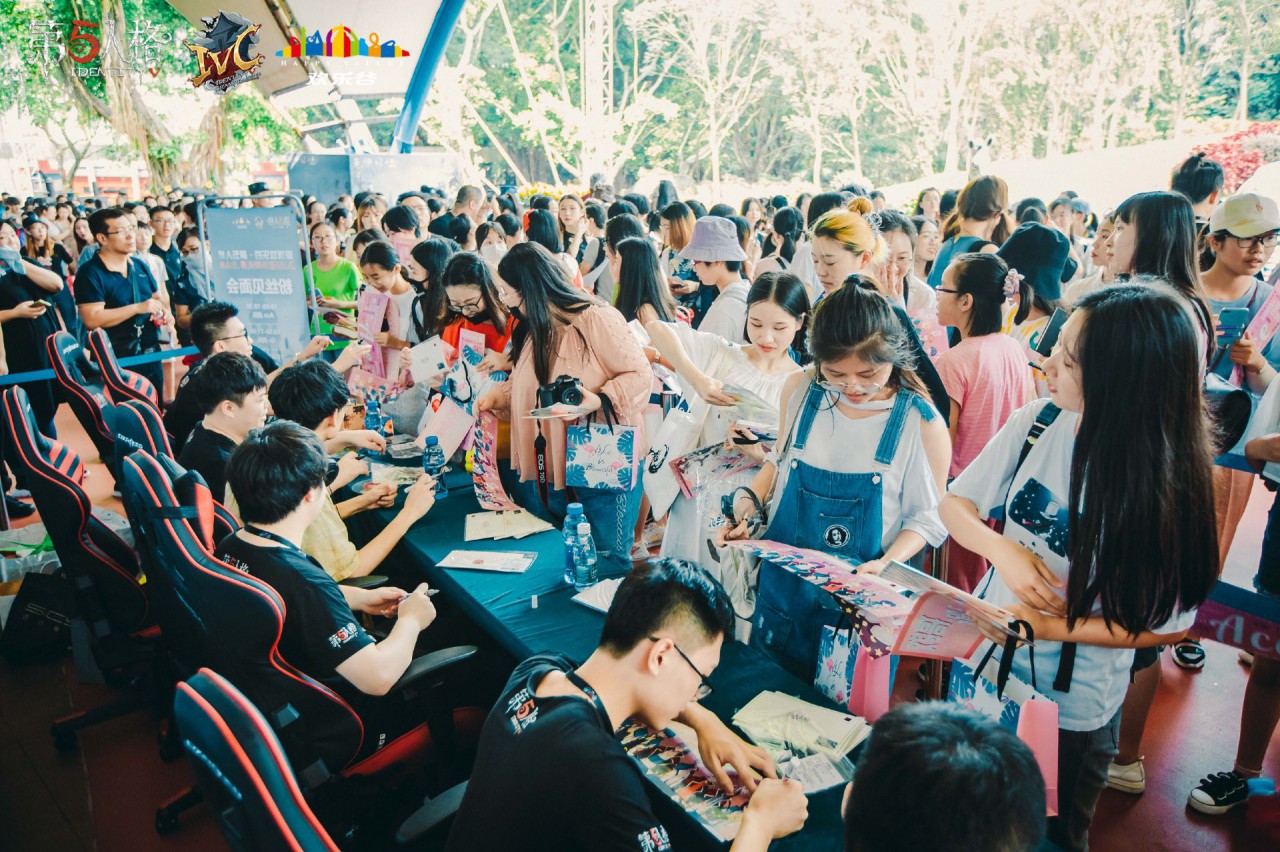 万粉丝见面会，深度互动的艺术之旅