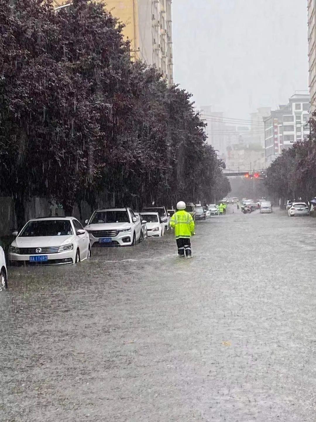 暴雨等级与颜色预警，全面解析暴雨四个等级及其影响