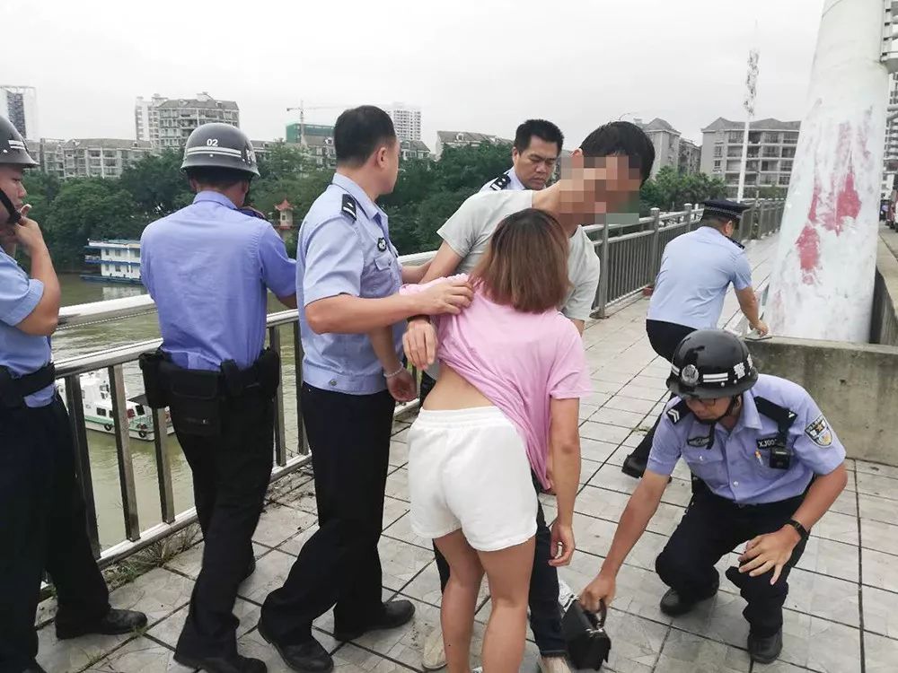 警方通报女子夺取辅警警棍事件，依法理智应对，维护法治权威